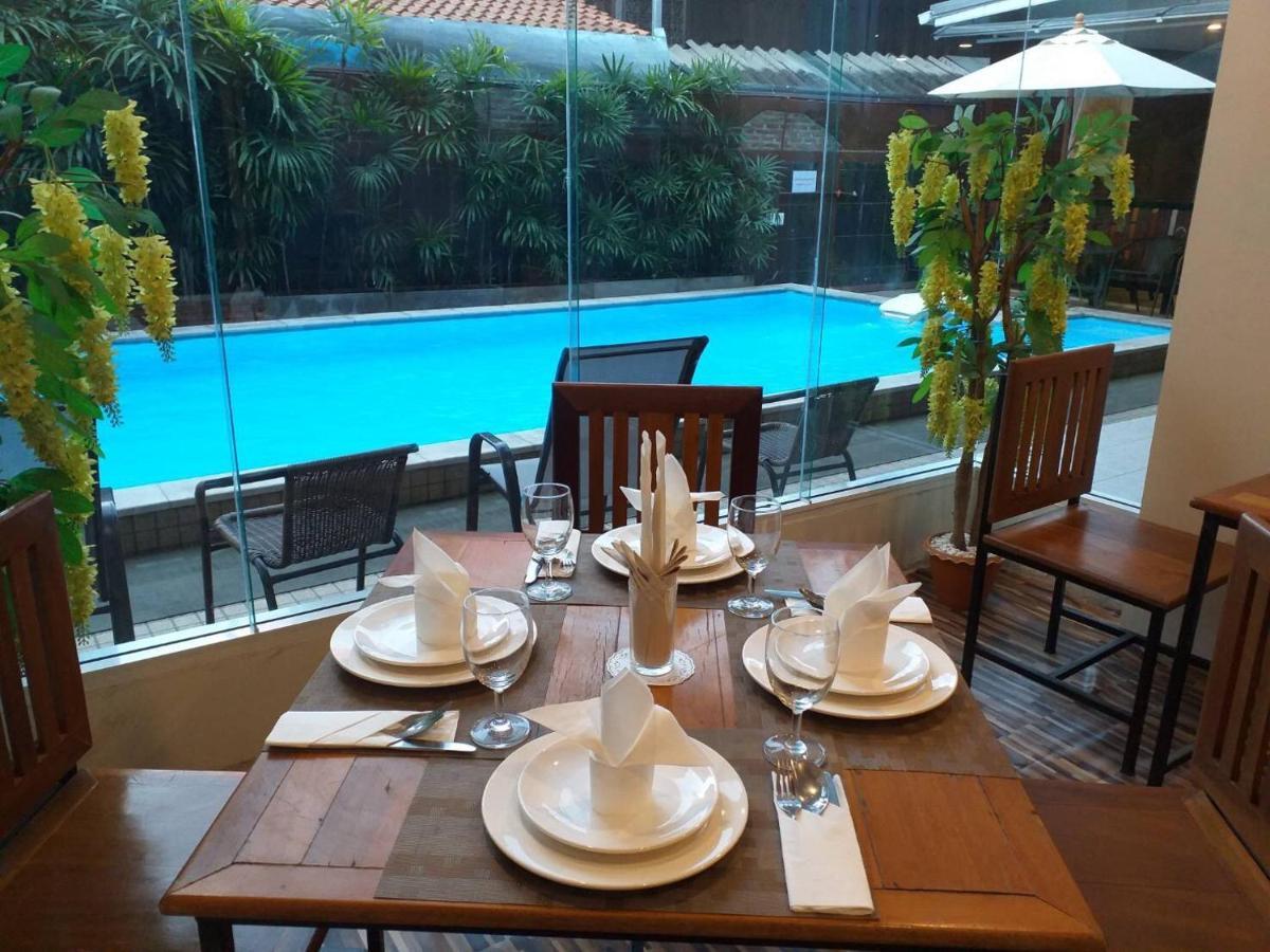 Ratana Hotel Chiang Mai Exterior foto